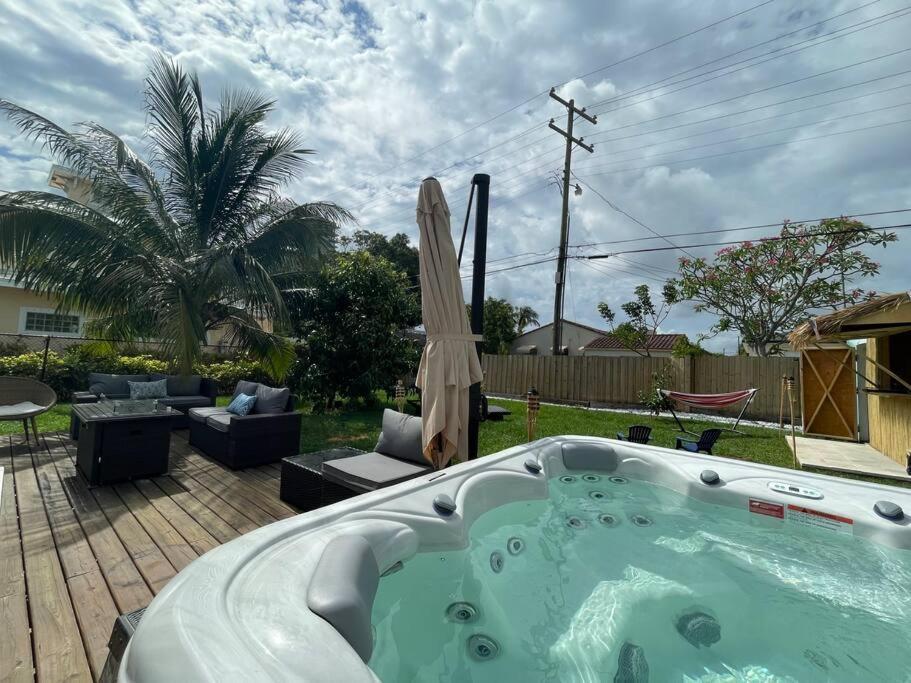 Hot Tub, Tiki Bar, Outdoor Shower, Near Intercoastal Waterway! West Palm Beach Exteriör bild